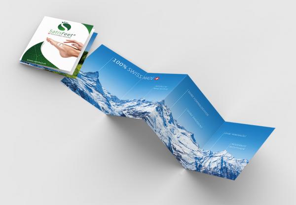 SatisFeet Flyer für Kunden als Information mit Bergen und blauen Himmel